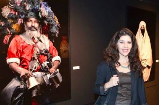 Fotografin Leila Alaoui mit Portraitfotos auf der Ausstellung in Paris