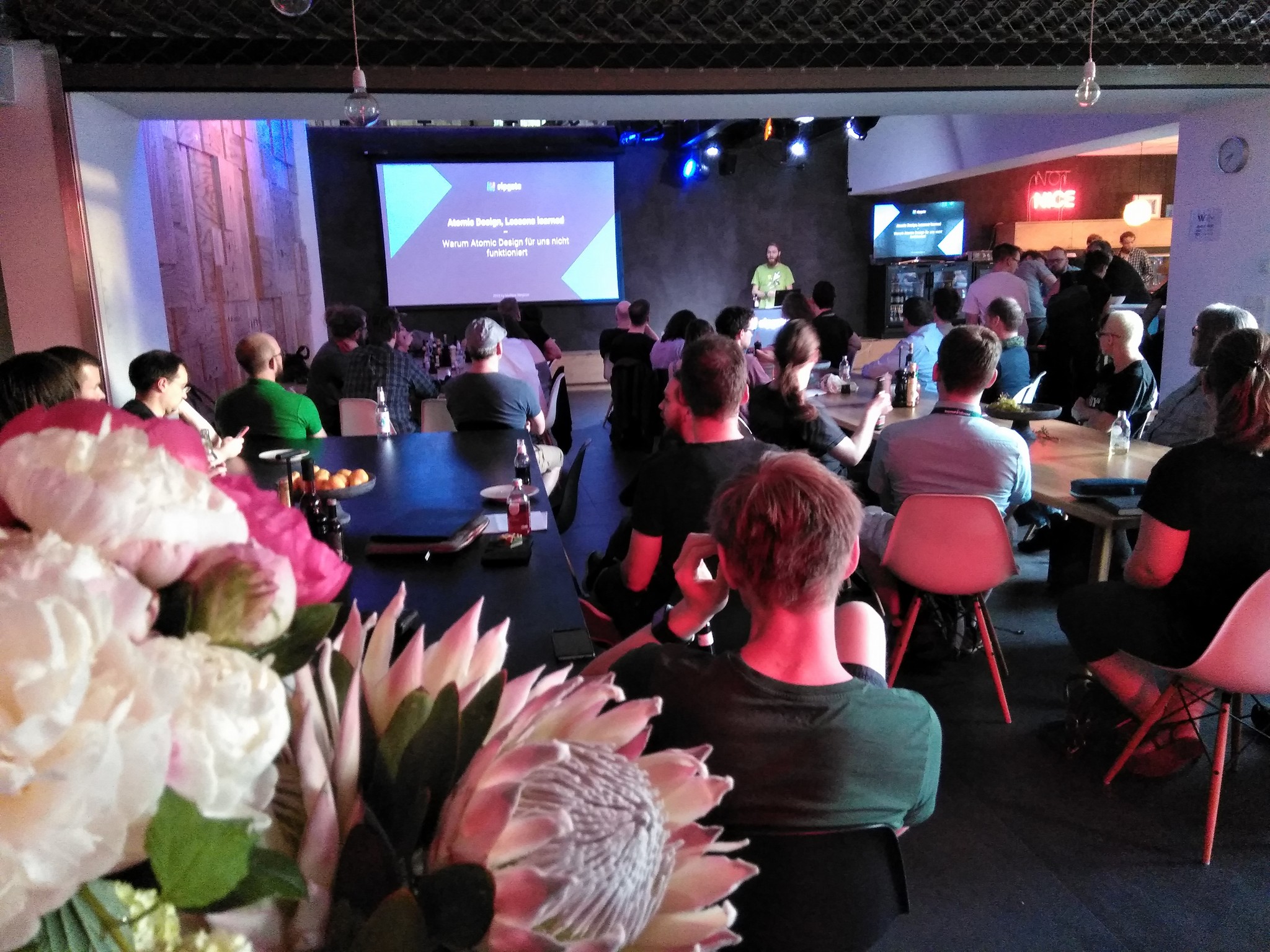 Foto eines Meetups bei Sipgate mit Blumen im Vordergrund