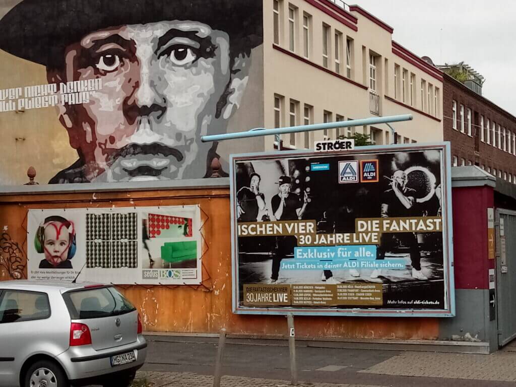 Plakate in Düsseldorf-Lierenfeld mit dem Gesicht des Künstlers Joseph Beuys und einem falsch geklebten Tourplakat der Band Die Fantastischen Vier