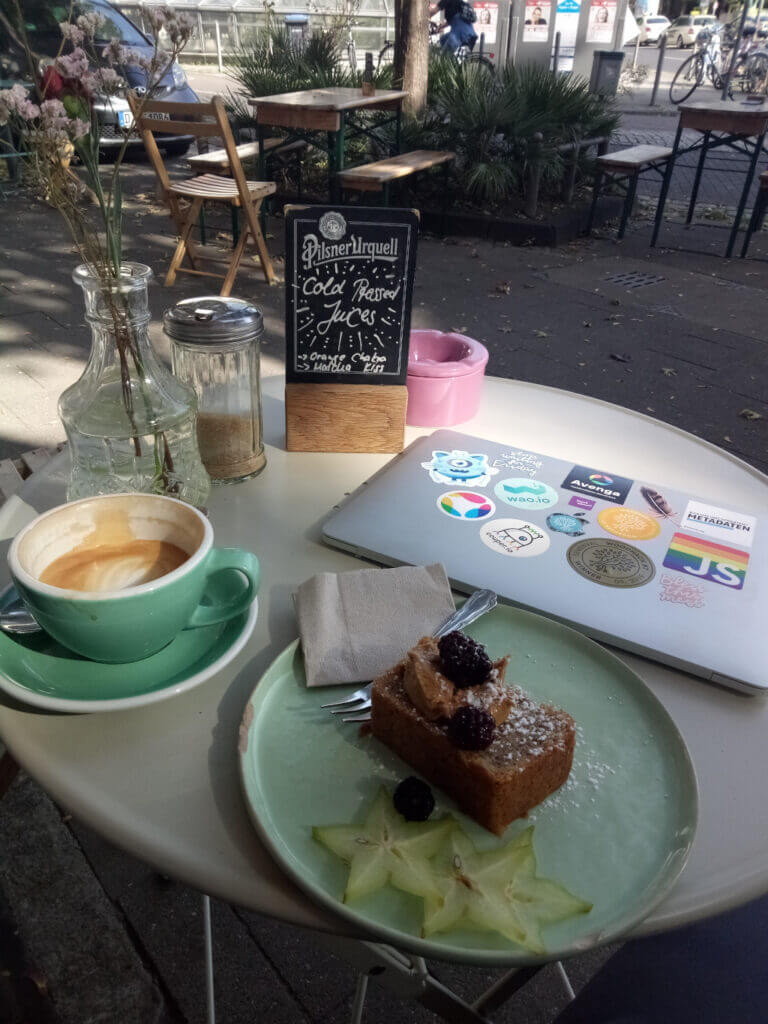 Luxusprobleme: mit Laptop im Straßencafé