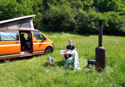 Kein Internet, kein Strom, aber ein Ofen und ein Bulli