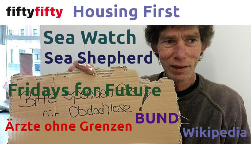 Person mit einem Pappschild mit der Aufschrift: bitte spenden Sie für Obdachlose! und den Schlagworten Housing First, Sea Watch, Sea Shepherd und Wikipedia