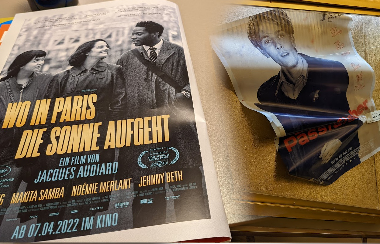 Collage: Wo in Paris die Sonne aufgeht im Kinoprogramm von Leipzig und künstlerisch gefaltetes Filmplakat des Passfälschers im Cinéma Paris in Berlin