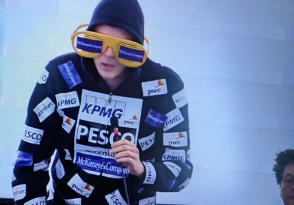 Nico Semsrott im Europaparlament in einem Kostüm voller Sponsorenlogos