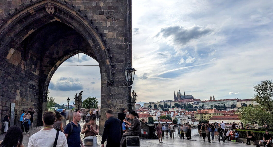 praha-charles-bridge-pixelated-faces