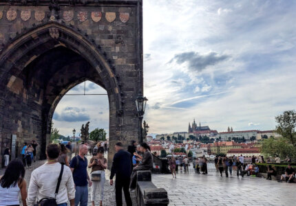 praha-charles-bridge-pixelated-faces