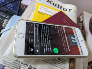 Handy mit Playliste, deutscher Pass, Songtexte der Ärzte, Zeitung mit der Überschrift Kultur
